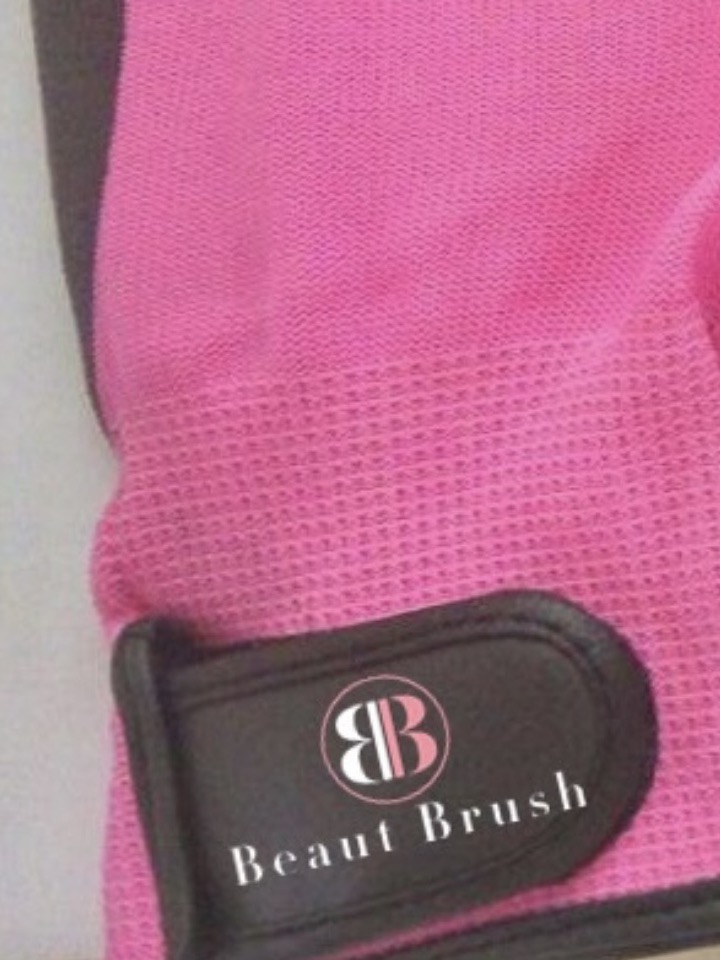 Close-up of the glove's wrist strap, carrying the BB monogram and the words Beaut Brush.